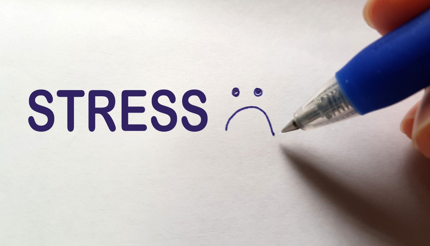 donna con ansia e tensione muscolare legata a stress e preoccupazione