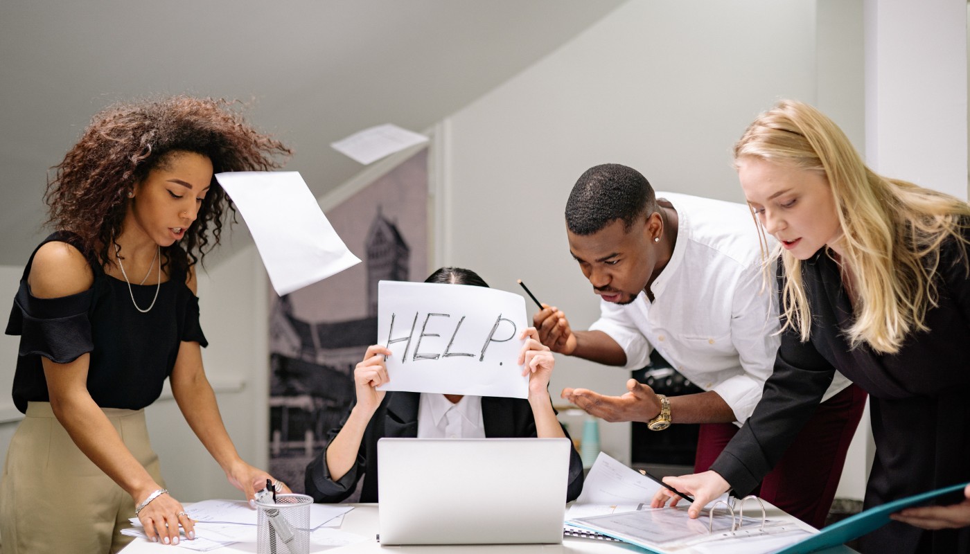 persona sotto stress da lavoro con sovraccarico mentale e pressione