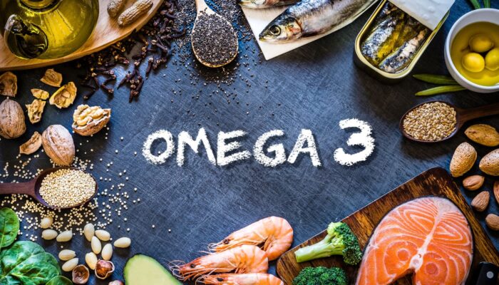 Fonti alimentari di Omega 3 con pesce, semi e frutta a guscio